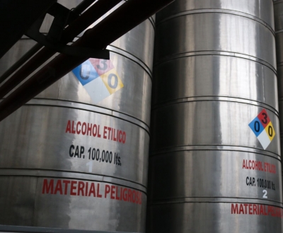 Personal de la Procuraduría General de la República aseguró en San Pedro Tlaquepaque, Jalisco, contenedores con aproximadamente 199 mil litros de tequila, presuntamente adulterado.