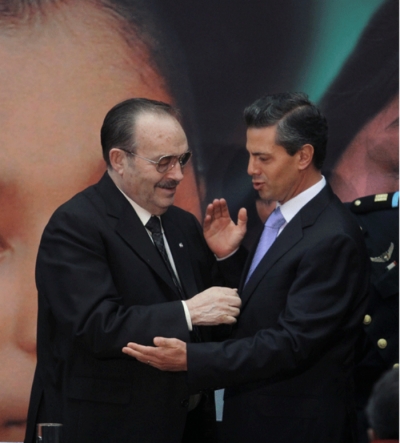 Enrique Peña Nieto con Mario Vázquez Raña, el recién fallecido dueño de la OEM, una de las empresas de medios más beneficiadas por la publicidad de las reformas estructurales.