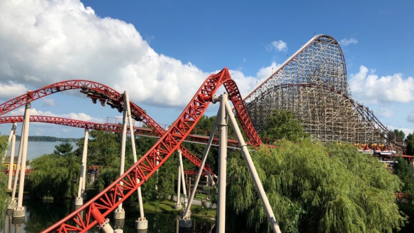La Siren’s Curse, promocionada como la más alta, rápida y extrema de su tipo en Estados Unidos, alcanza los 93 km/h y cuenta con un tramo inclinado en 90 grados que simula una caída libre.
