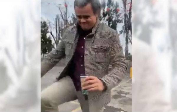 En el video se puede observar al sujeto gritándole a la conductora, para luego golpear el vehículo y rociarla con café después de que esta le ofreciera disculpas y le pidiera que se tranquilizara para poder llamar al seguro y que arreglara el percance.