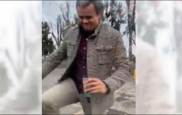 En el video se puede observar al sujeto gritándole a la conductora, para luego golpear el vehículo y rociarla con café después de que esta le ofreciera disculpas y le pidiera que se tranquilizara para poder llamar al seguro y que arreglara el percance.