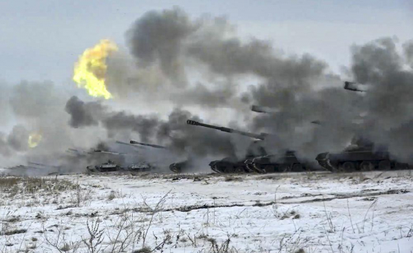 En esta imagen tomada de un video y publicada por el Servicio de Prensa del Ministerio de Defensa de Rusia, obuses autopropulsados ​​del ejército ruso disparan durante ejercicios militares cerca de Oremburgo en los Urales, Rusia, el jueves 16 de diciembre de 2021. Con decenas de miles de soldados rusos Ubicado cerca de Ucrania, el Kremlin ha mantenido a EE. UU. y sus aliados adivinando sus próximos movimientos en la peor crisis de seguridad entre Rusia y Occidente desde la Guerra Fría.