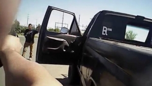 Otro video de violencia policial sacude a EEUU: ejecutaron a un hombre herido y desarmado en el suelo