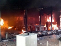 Los manifestantes incendian documentos y mobiliario del Palacio municipal; quebran vidrios de la fachada.