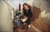 Ante los problemas de abasto y mala calidad de agua que se mantienen en la metrópoli, algunos habitantes como María de la Cruz Silva, de la Colonia División del Norte, en Zapopan, utilizan agua del aljibe para lavar los trastes.