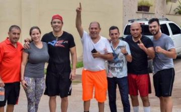 En el centro, con el brazo en alto, Rafael Chávez