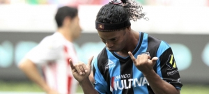 El brasileño Ronaldinho celebra un gol de Querétaro frente a Chivas.