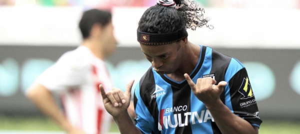 El brasileño Ronaldinho celebra un gol de Querétaro frente a Chivas.  