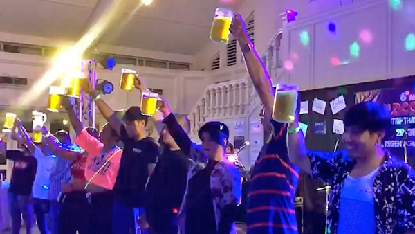 Un hombre se desploma y muere tras tomarse una jarra de cerveza de un solo trago
