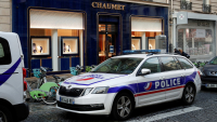 Un coche policial cerca de la joyería Chaumet, París, Francia, el 27 de julio de 2021