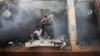 Una familia palestina frente a una casa destruida por el impacto de una bomba israelí en la ciudad de Deir al Balah, Franja de Gaza, 14 de junio de 2024.