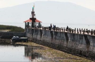 La ausencia de agua es evidente en el malecón del Lago de Chapala, el más grande del país.