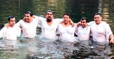 Funcionarios y exfuncionarios de Obras Públicas de Nayarit hicieron un viaje al río Jordán, y realizaron una especie de bautismo en sus aguas. De izquierda a derecha, y sin difuminado de rostros: Fred Alberto Bernal Aguirre, Luis Arciniega Alvarado y Gianni Ramírez