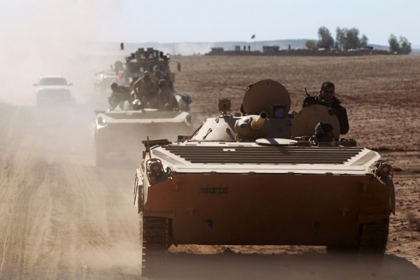 Fuerzas iraquíes en vehículos de guerra , apoyados por paramilitares de Hashed al-Shaabi, avanzan al sur de Mosul después de la ofensiva para recuperar el oeste de la ciudad en manos del EI.
