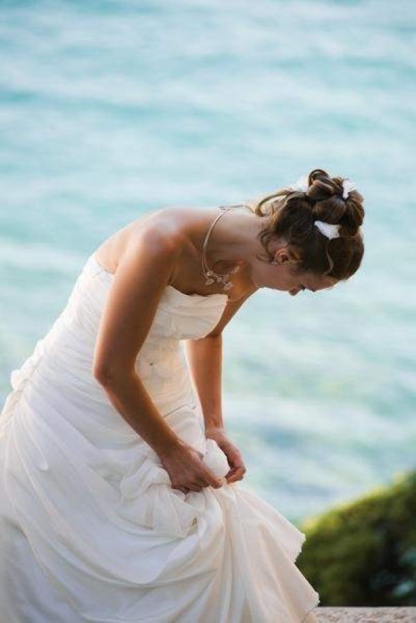 Una novia arreglándose el vestido