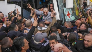 Una multitud da la bienvenida a presos palestinos liberados
