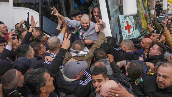 Una multitud da la bienvenida a presos palestinos liberados