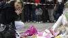 Una mujer deposita flores cerca de la sala de conciertos Bataclan