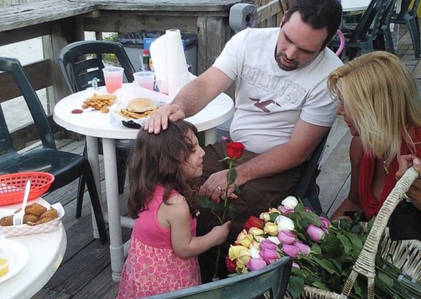 Natalia con sus padres adoptivos