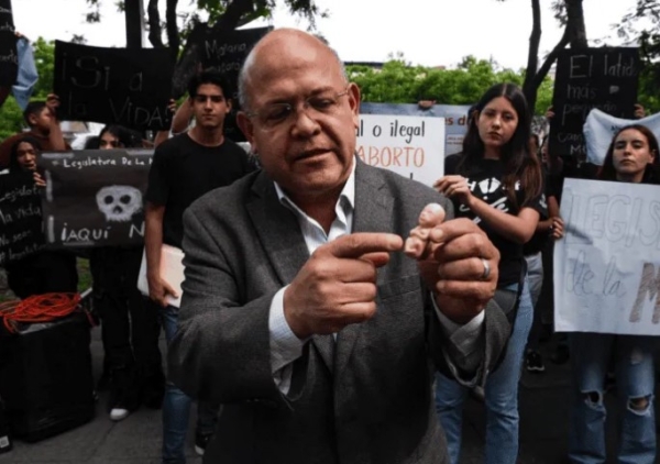 Para reclamar que no se despenalice el aborto, colectivos ciudadanos pro-vida se manifestaron afuera del Congreso de Jalisco.