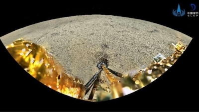 Imagen captada por una cámara del módulo Chang&#039;e-6 durante su aterrizaje en el lado oculto de la Luna, el 2 de junio de 2024.