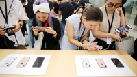 Clientes prueban los iPhones XS y XS Max en una tienda de Apple en Shanghái (China), el 21 de septiembre de 2018.