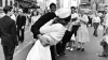 El inmortal beso de Greta Zimmer y George Mendonsa el Times Square el 14 de agosto de 1945.