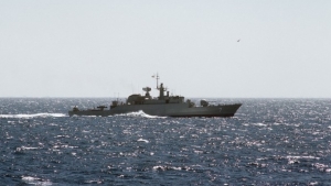 Un buque de guerra iraní en el Estrecho de Ormuz