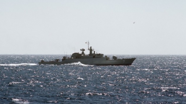 Un buque de guerra iraní en el Estrecho de Ormuz