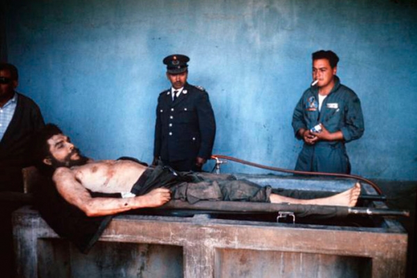 El cuerpo del Che en Vallegrande, Bolivia, en una foto de Imanol Arteaga, sobrino de un misionero español que estuvo en ese lugar.