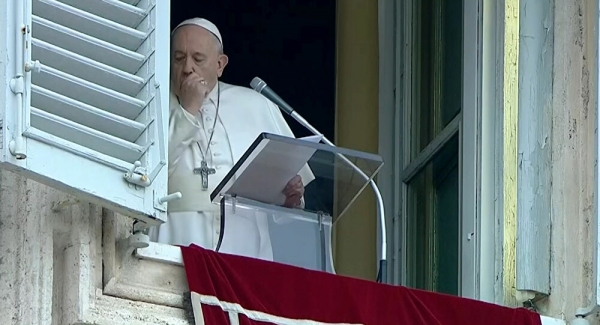 El papa Francisco reaparece en público y cancela su agenda a causa de una enfermedad