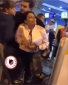 VIDEO: Una mujer protagoniza un escándalo tras descubrir al marido con su amante en un aeropuerto