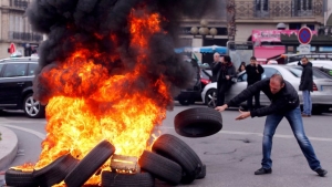 Violenta huelga de taxistas franceses en protesta contra Uber y choferes particulares