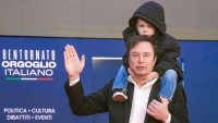 El presidente ejecutivo de Tesla, SpaceX y The Boring Company, Elon Musk, atiende con uno de sus hijos el festival político Atreju, organizado por Hermanos de Italia en Roma, 16 de diciembre de 2023.