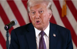 Donald Trump enfrenta primera derrota en intento de quitar ciudadanía a hijos de indocumentados.