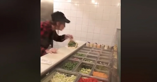 Lo que hizo esta mujer quedó documentado en video.