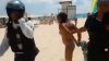 La detención de la mujer en Playa &quot;Mamitas&quot;.