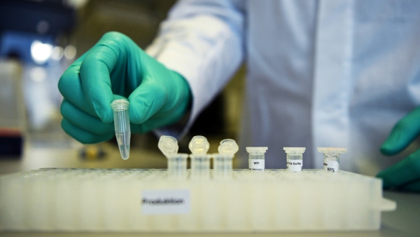 Un empleado de la compañía biofarmacéutica alemana CureVac en un laboratorio en Tubinga, Alemania, el 12 de marzo de 2020.
