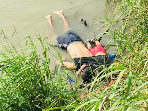 Mueren abrazados papá y bebé migrante al intentar cruzar el río Bravo. La mamá lo vio todo