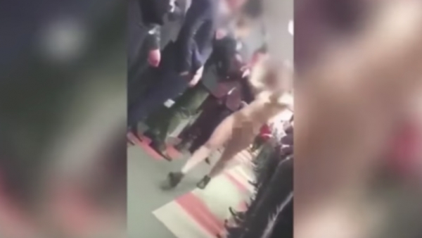 Por petición de su jefe, una mujer desfila desnuda para &quot;levantar la moral de sus compañeros&quot;