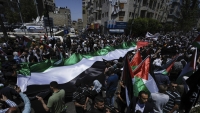 Palestinos marchan con su bandera en una manifestación para conmemorar el 75 aniversario de la Nakba, 15 de mayo de 2023.