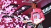 Isaac del Toro celebra con la &quot;maglia rosa&quot; que es el nuevo líder del Giro de Italia