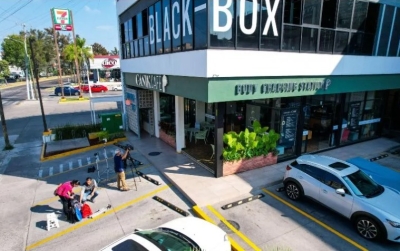 El 13 de noviembre del 2023, cerca de las 10:56 horas, Flores Amezcua acudió a una cafetería de la plaza Punto 60, ubicada en el cruce de las avenidas Patria y Bethoven, de la colonia La Estancia, en Zapopan.