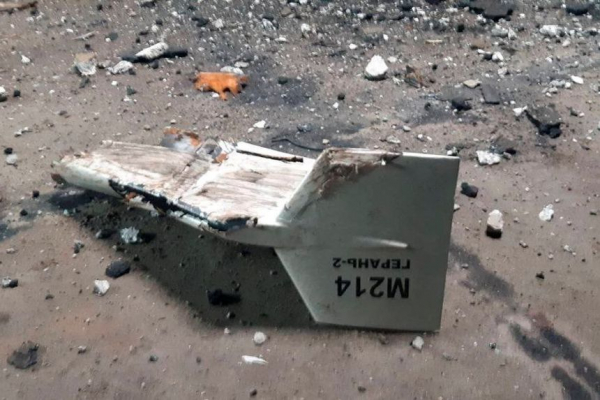 Restos de lo que las autoridades militares ucranianas describieron como un dron Shahed-136 de fabricación iraní, que fue derribado en la región ucraniana de Kharkiv.