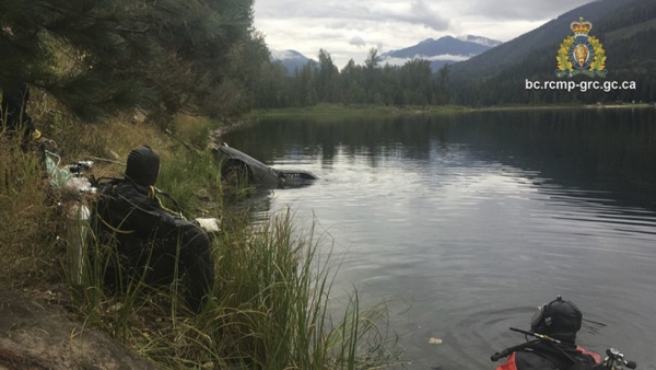 Un menor ayuda a resolver un caso de hace 27 años tras filmar con su GoPro un auto sumergido en un lago