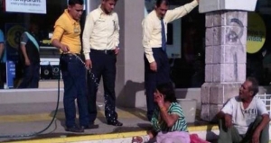 Los empleados insultaron y arrojaron agua a los indigentes para alejarlos del establecimiento.