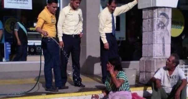 Los empleados insultaron y arrojaron agua a los indigentes para alejarlos del establecimiento.