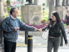 Un agiotista en el Centro Histórico entrega un papel a una transeúnte donde le informa de la facilidad de conseguir un crédito. El Informador / E. Flores