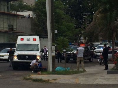 Personal de Ciencias Forenses y de la Fiscalía acudieron al punto a levantar el cuerpo e indicios del hecho.