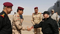 El primer ministro iraquí, Haider al-Abadi, saluda a oficiales de la policía y el ejército este domingo a su llegada a Mosul.